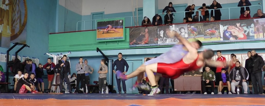 В Николаеве более 200 спортсменов участвовали в соревнованиях по греко-римской борьбе