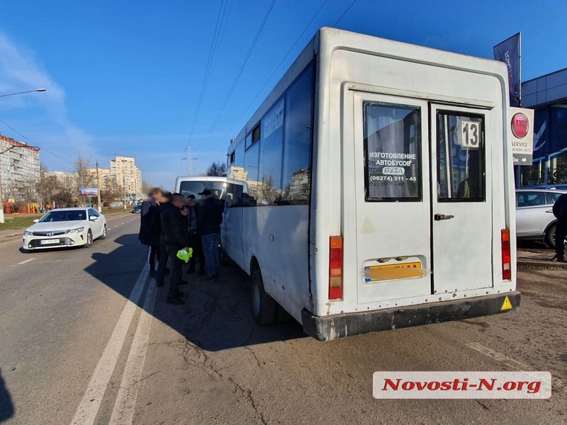 В Николаеве столкнулись маршрутка и «Мерседес»