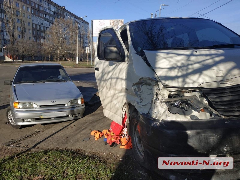 В центре Николаева столкнулись «Тойота» и ВАЗ — пострадал водитель
