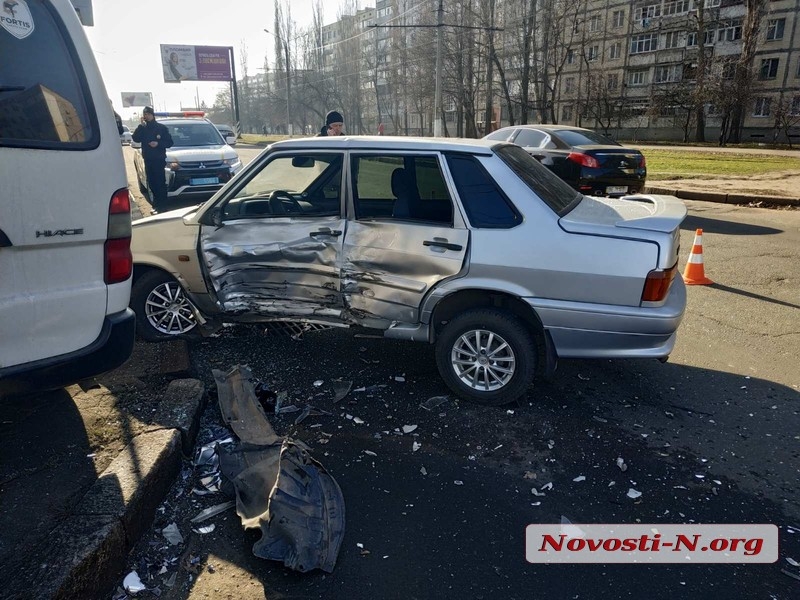 В центре Николаева столкнулись «Тойота» и ВАЗ — пострадал водитель