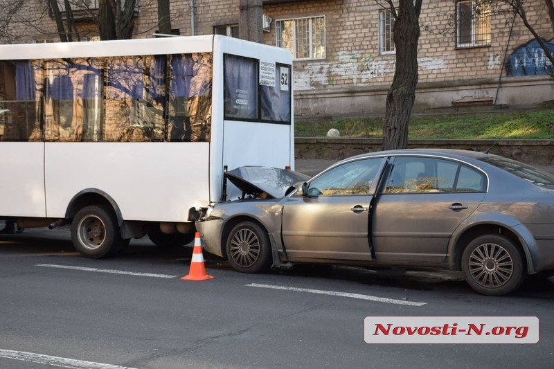 В Николаеве Skoda на высокой скорости врезалась в маршрутку - у водителя случился гипертонический криз
