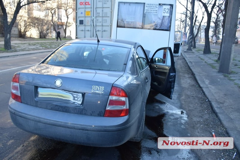 В Николаеве Skoda на высокой скорости врезалась в маршрутку - у водителя случился гипертонический криз