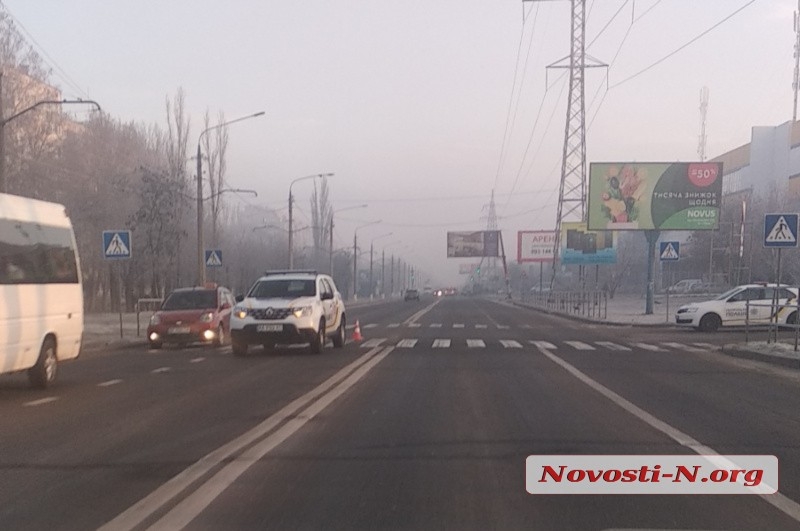 В Николаеве полицейский автомобиль сбил пешехода на переходе