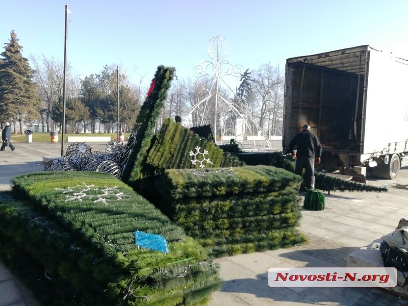 В Николаеве демонтировали главную городскую елку