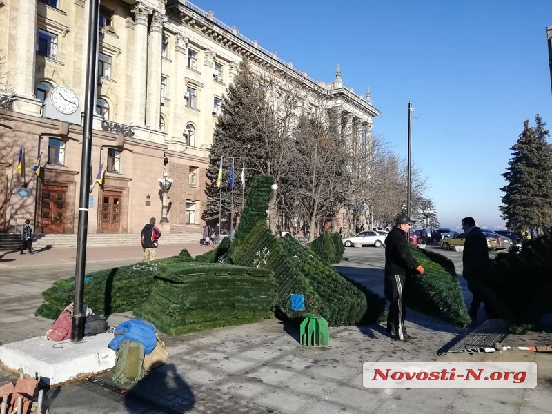 В Николаеве демонтировали главную городскую елку