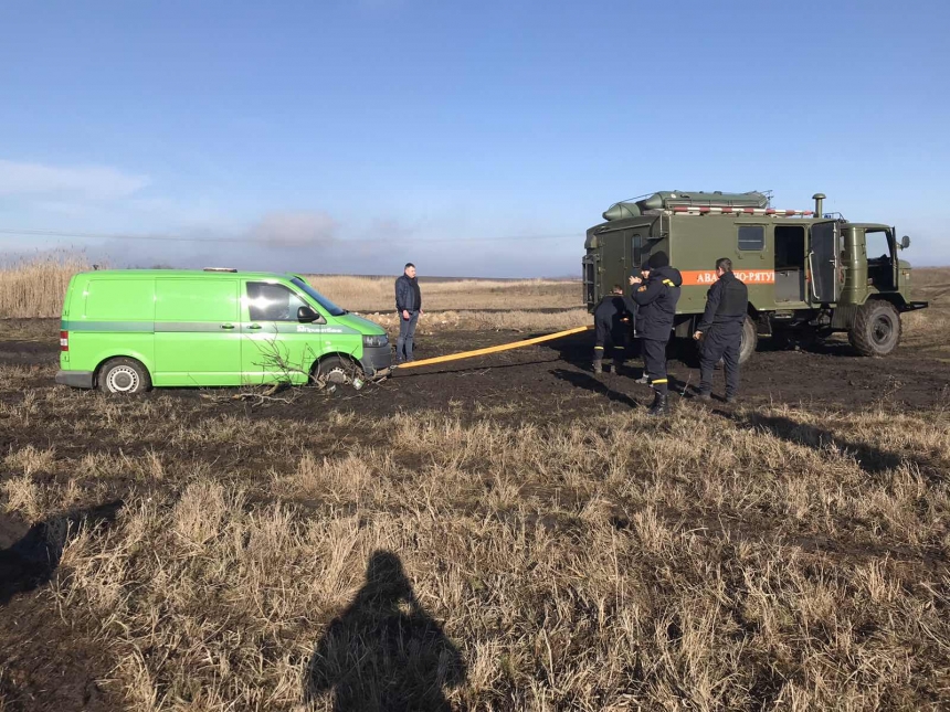 Дороги Николаевщины: спасатели доставали увязший в грязи инкассаторский автомобиль