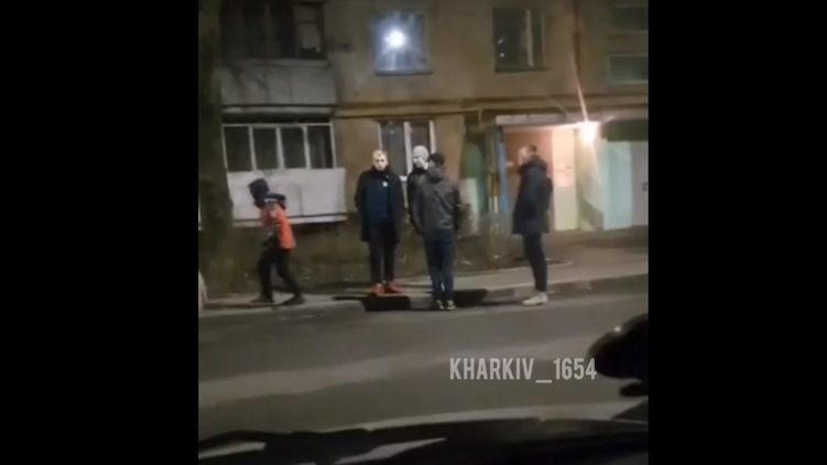 Банда подростков устроила погром машин во дворе харьковской многоэтажки. Видео