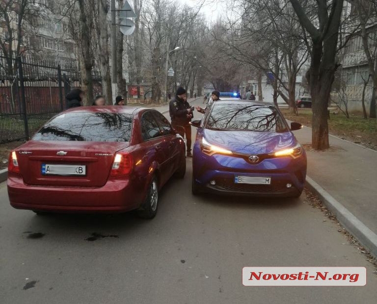 В Николаеве не разминулись две дамы на «Шевроле» и «Тойоте»