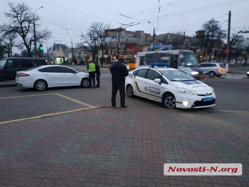 В Николаеве возле зоопарка столкнулись два «Форда»