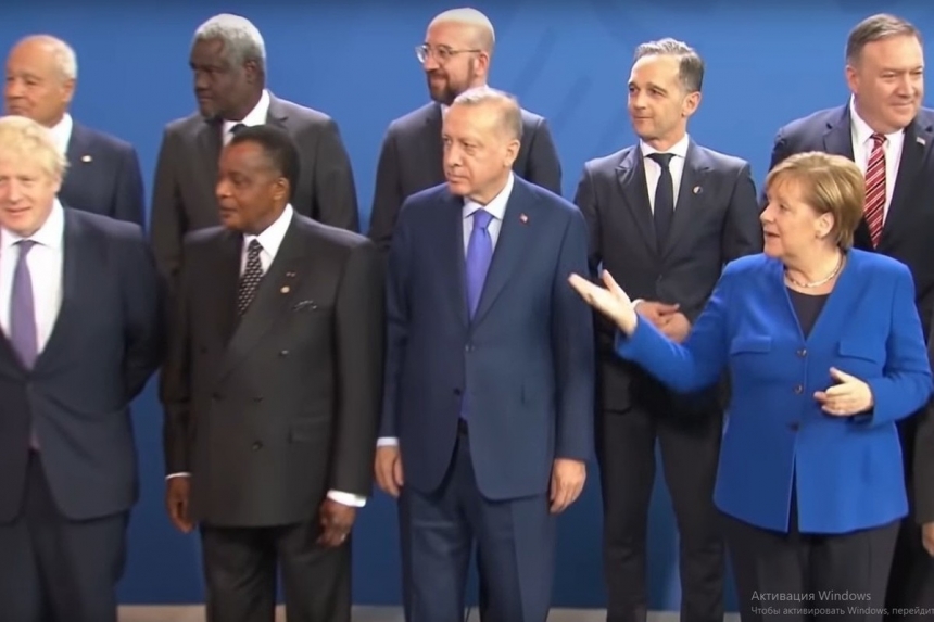 Макрон и Меркель «потеряли» Путина в Берлине. Видео