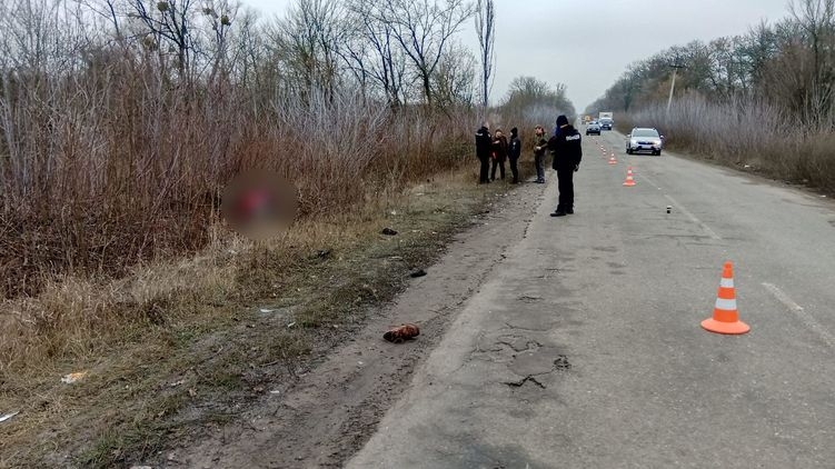 На трассе под Харьковом водитель насмерть сбил двух мужчин и скрылся