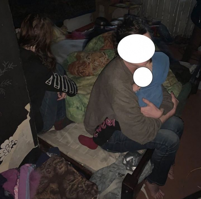 На Николаевщине полиция вместе со спасателями забрали ребенка у пьяных родителей