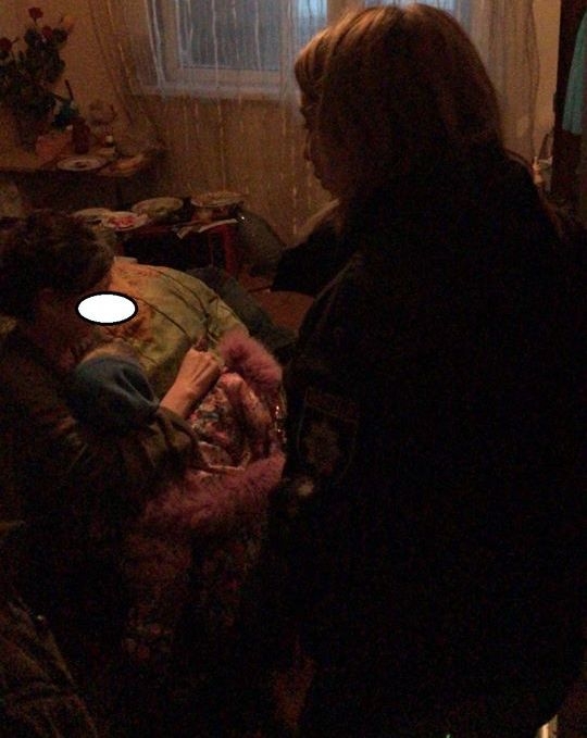 На Николаевщине полиция вместе со спасателями забрали ребенка у пьяных родителей