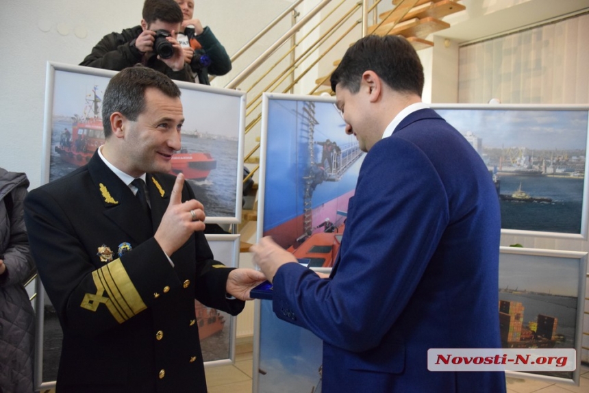 В Николаеве главу ВР Разумкова наградили почетным знаком «лоцманской службы»