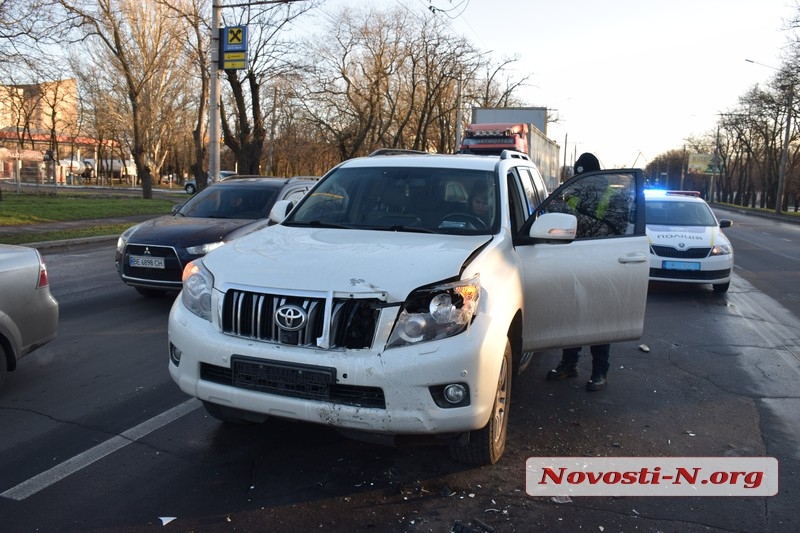 В Николаеве дама на Prado устроила ДТП с тремя авто: травмированы два водителя