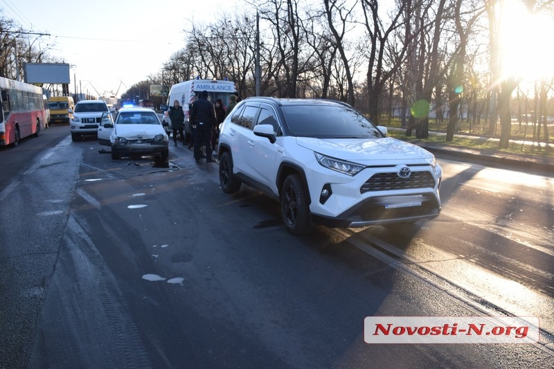 В Николаеве дама на Prado устроила ДТП с тремя авто: травмированы два водителя