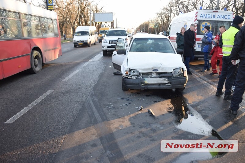 В Николаеве дама на Prado устроила ДТП с тремя авто: травмированы два водителя