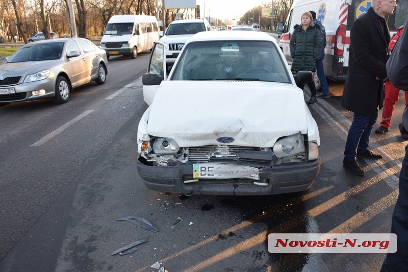 В Николаеве дама на Prado устроила ДТП с тремя авто: травмированы два водителя