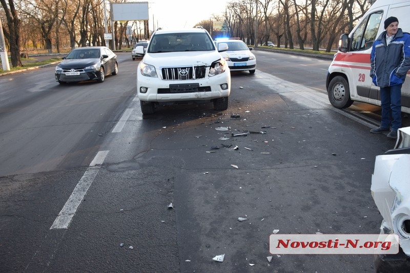 В Николаеве дама на Prado устроила ДТП с тремя авто: травмированы два водителя