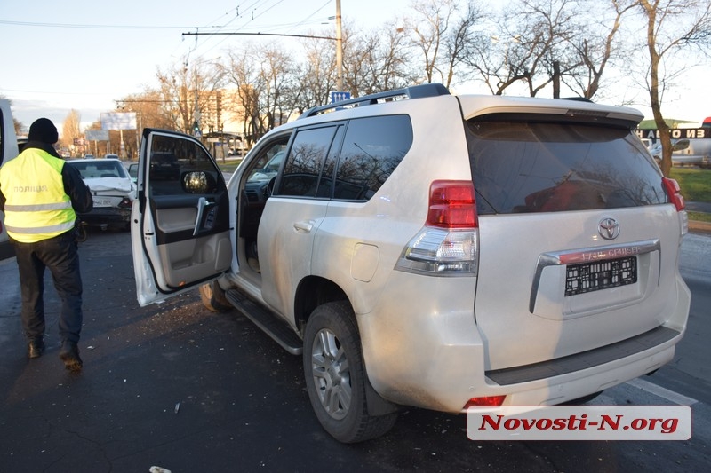 В Николаеве дама на Prado устроила ДТП с тремя авто: травмированы два водителя