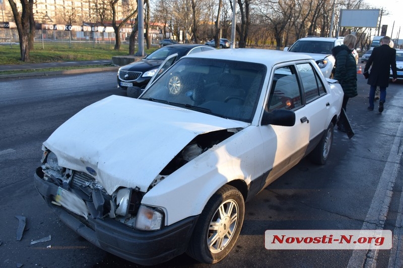 В Николаеве дама на Prado устроила ДТП с тремя авто: травмированы два водителя