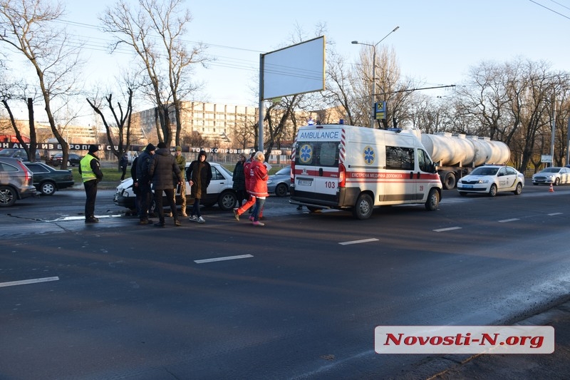 В Николаеве дама на Prado устроила ДТП с тремя авто: травмированы два водителя