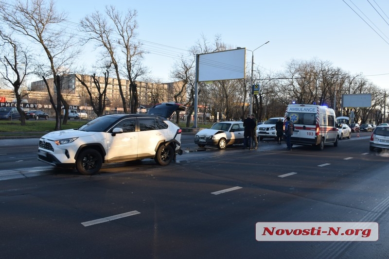 В Николаеве дама на Prado устроила ДТП с тремя авто: травмированы два водителя
