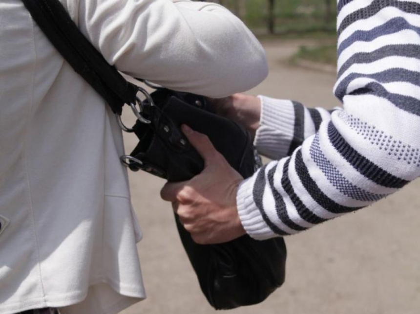 В Николаеве жертва в суде опознала военного, который приставил ей к голове пистолет и забрал сумку