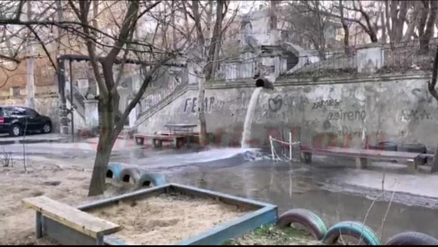 В центре Николаева прорвало водопровод — вода текла несколько часов. Видео