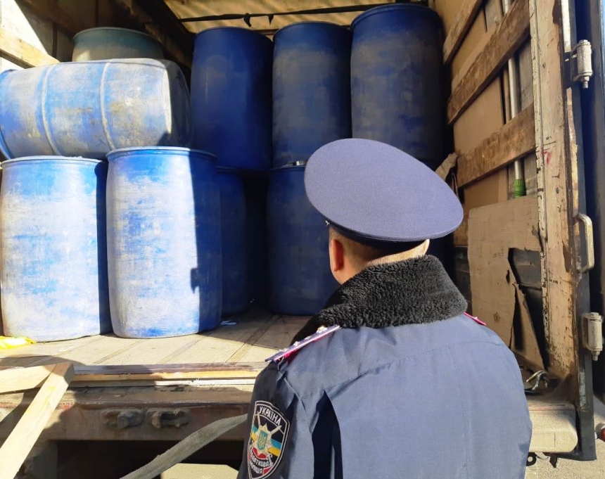На Николаевщине задержали грузовик, незаконно перевозивший 15 тонн спирта