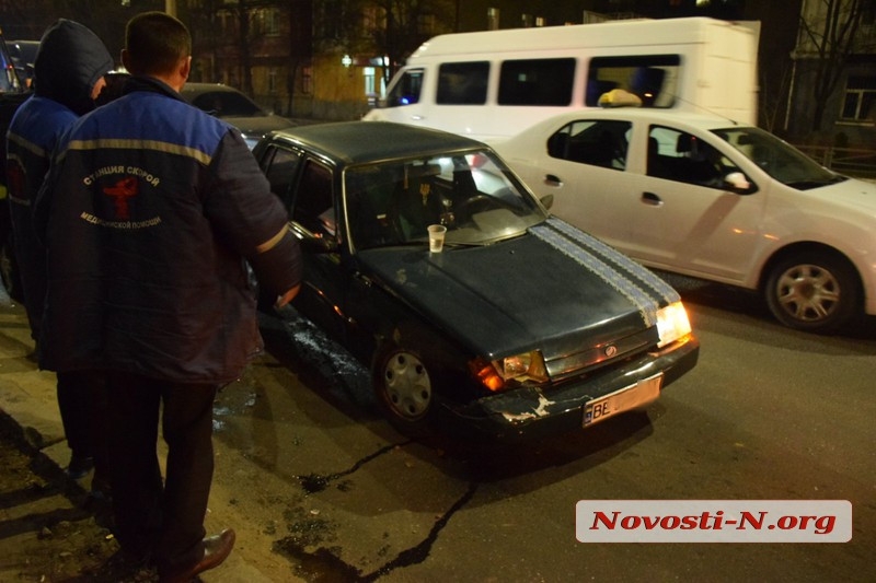 В Николаеве столкнулись «Шевроле» и «Славута» — у женщины-водителя шок