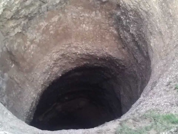 В Херсоне мальчик упал в восьмиметровую яму