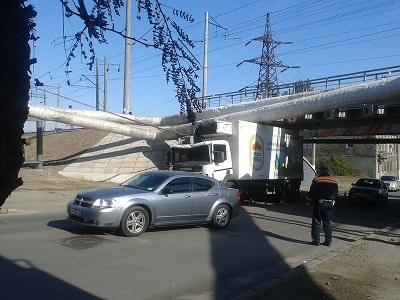 В Одессе грузовик повредил опоры магистральной теплосети. ФОТО