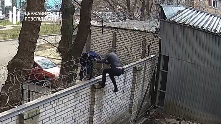 Экс-депутат Черновол перелезла на территорию ГБР через забор с колючей проволокой. ВИДЕО