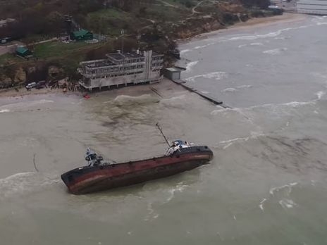 Владельцем затонувшего в Одессе танкера является экс-депутат Николаевского облсовета