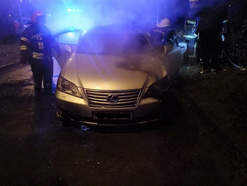 В Николаеве горел припаркованный Lexus