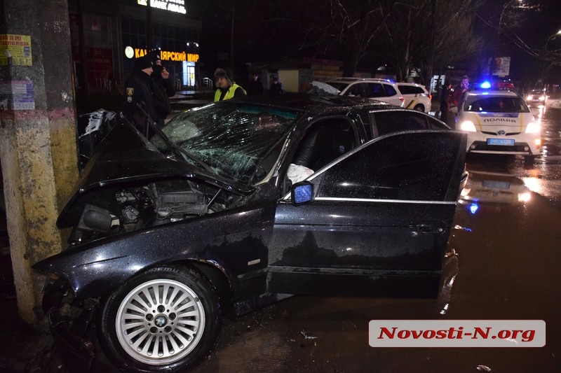 В Николаеве BMW на скорости врезался в столб: водитель в коме