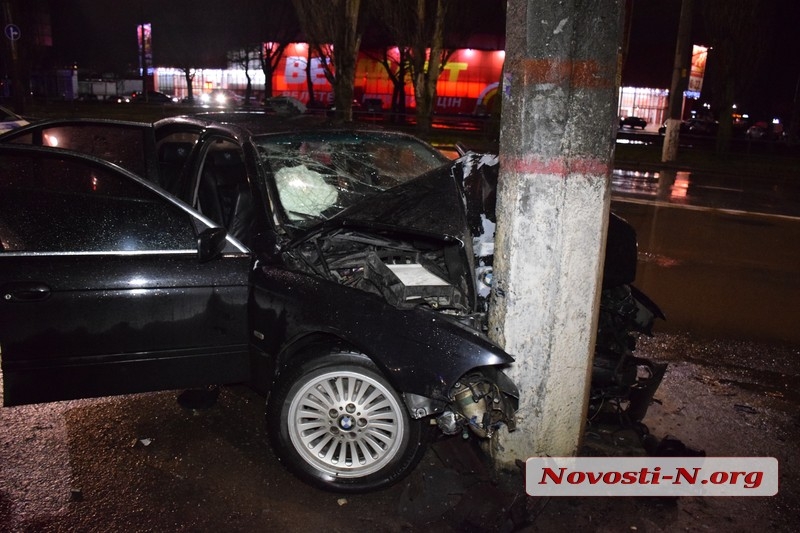 В Николаеве BMW на скорости врезался в столб: водитель в коме