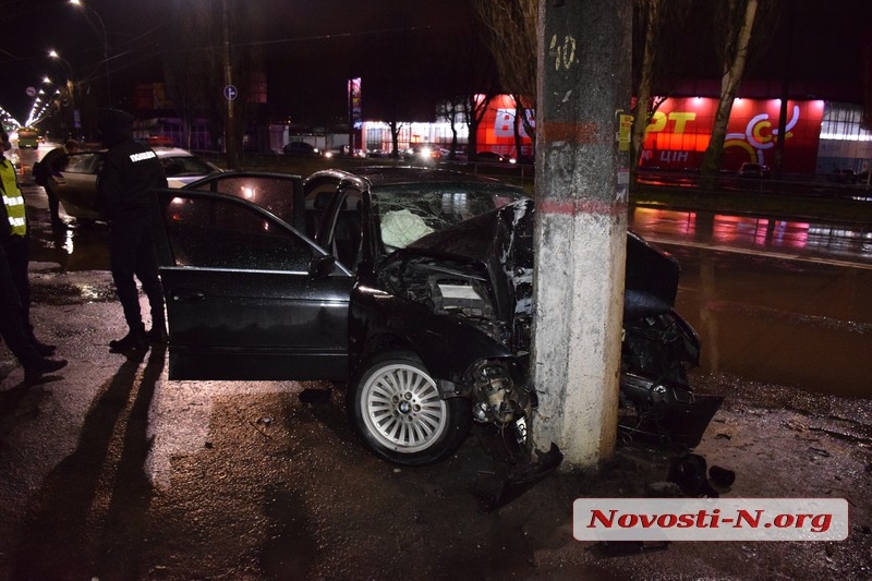 В Николаеве BMW на скорости врезался в столб: водитель в коме