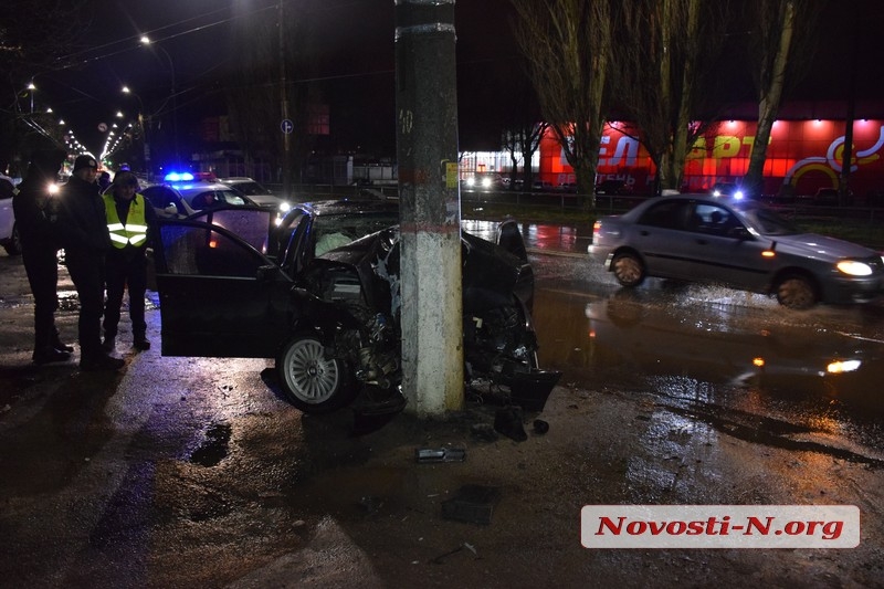 В Николаеве BMW на скорости врезался в столб: водитель в коме