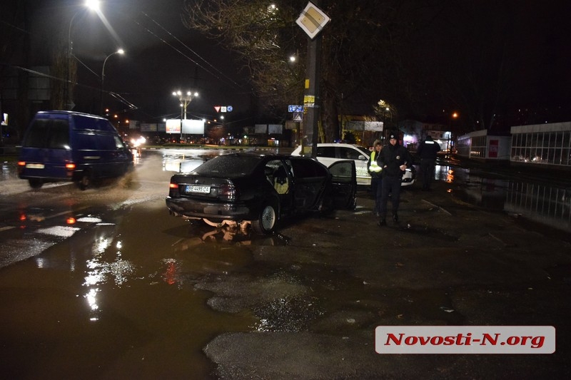 В Николаеве BMW на скорости врезался в столб: водитель в коме