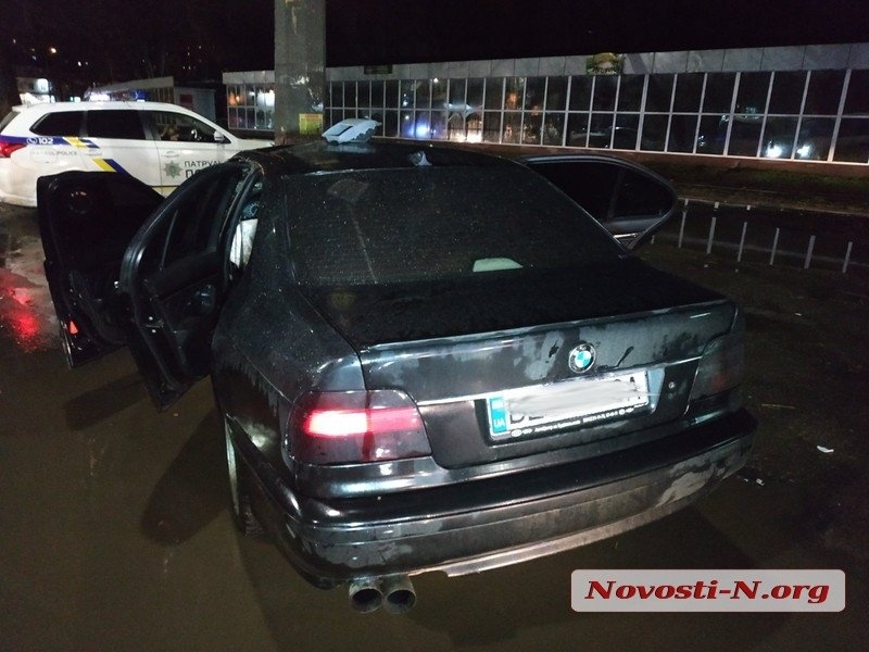 В Николаеве BMW на скорости врезался в столб: водитель в коме