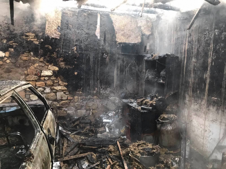 На Николаевщине из-за короткого замыкания сгорел гараж вместе с автомобилем