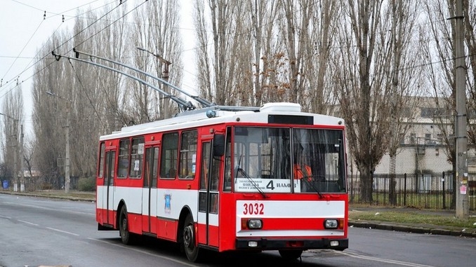 В Николаеве парень на ходу выпрыгнул в окно троллейбуса, убегая от контролеров. ВИДЕО