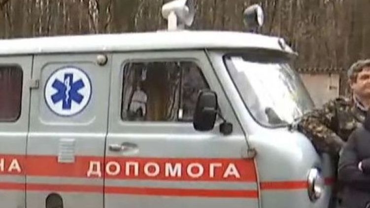 В неисправном авто «скорой» за сто метров до больницы в Житомире умер пациент. Видео