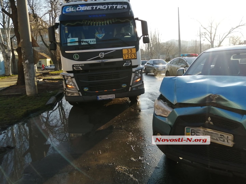 В центре Николаева из-за гололеда столкнулись четыре автомобиля: ул. Чкалова заблокирована