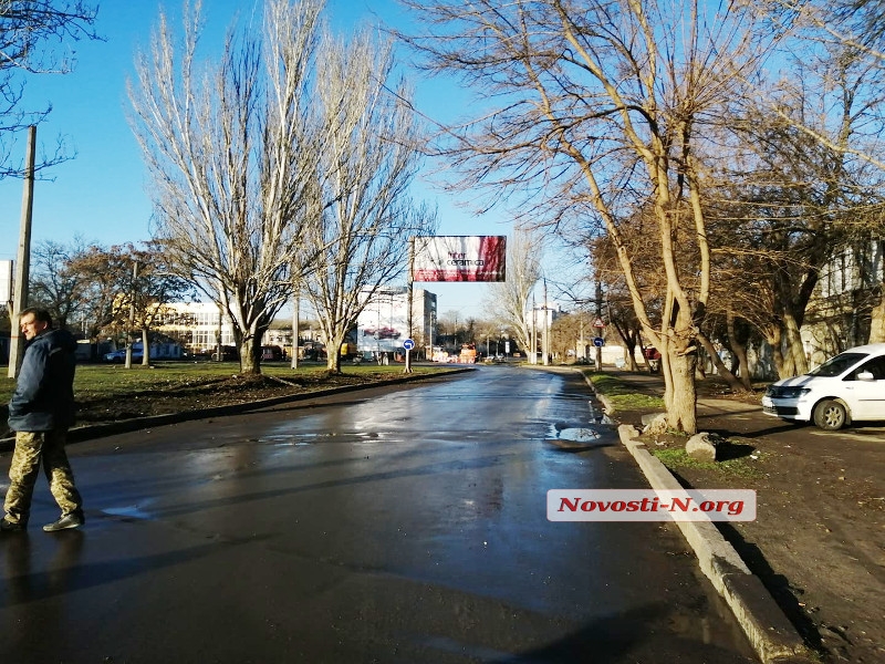 В центре Николаева из-за гололеда столкнулись четыре автомобиля: ул. Чкалова заблокирована