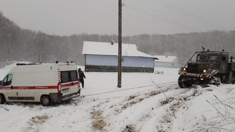 В Черновицкой области спасатели вытаскивают водителей из снежного плена