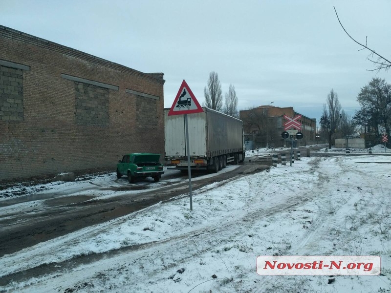 В Николаеве перекрыта ул. Новозаводская — из-за ям сломался седельный тягач