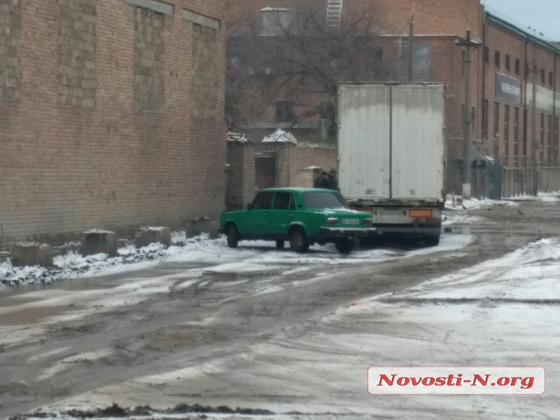 В Николаеве перекрыта ул. Новозаводская — из-за ям сломался седельный тягач